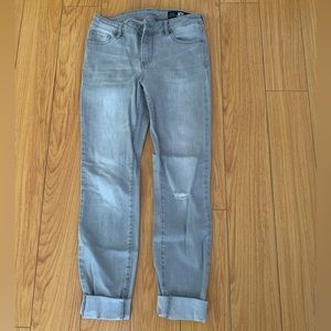 Low waist skinny jeans in good condition has been worn